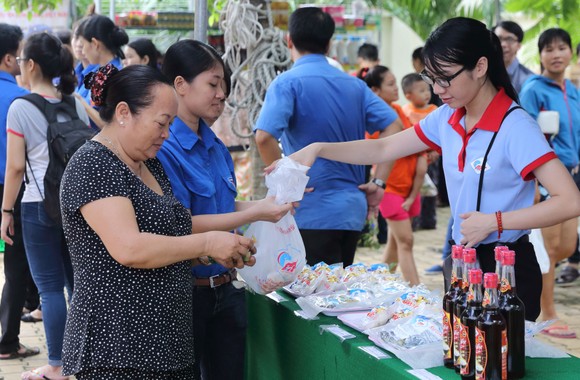 Tặng quà, khám bệnh miễn phí cho người dân Bình Thạnh ảnh 4