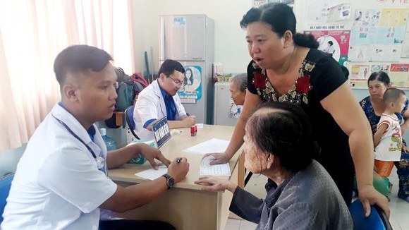 Tặng quà, khám bệnh miễn phí cho người dân Bình Thạnh ảnh 1