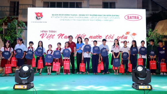 Tặng quà, khám bệnh miễn phí cho người dân Bình Thạnh ảnh 3