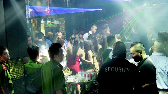 Đột kích 2 quán bar, phát hiện nhiều dân chơi nghi “phê” ma tuý ảnh 1