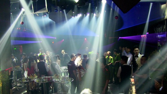 Đột kích 2 quán bar, phát hiện nhiều dân chơi nghi “phê” ma tuý ảnh 2