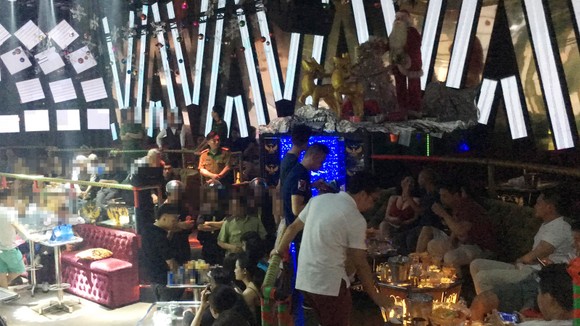 Đột kích 2 quán bar, phát hiện nhiều dân chơi nghi “phê” ma tuý ảnh 9