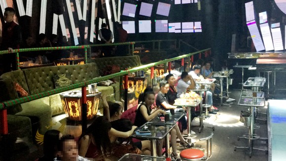 Đột kích 2 quán bar, phát hiện nhiều dân chơi nghi “phê” ma tuý ảnh 6
