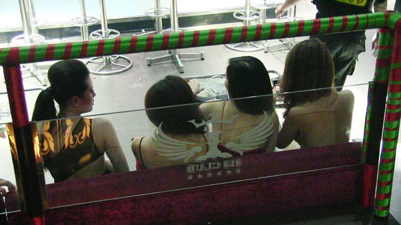 Đột kích 2 quán bar, phát hiện nhiều dân chơi nghi “phê” ma tuý ảnh 7