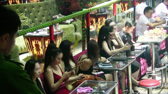 Đột kích 2 quán bar, phát hiện nhiều dân chơi nghi “phê” ma tuý ảnh 8