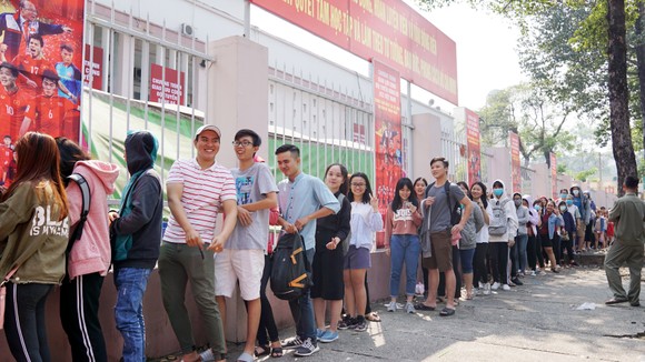 VIDEO: Người hâm mộ xếp hàng dài chờ vé giao lưu U23 Việt Nam ảnh 1