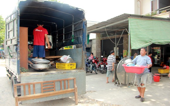 Sạt lở kinh hoàng khiến nhiều diện tích 5 căn nhà và 1 nhà xưởng trôi sông ảnh 5