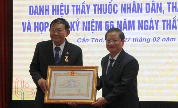 Đại học Y Dược Cần Thơ đón nhận 12 danh hiệu Thầy thuốc Nhân dân và Thầy thuốc Ưu tú ảnh 1