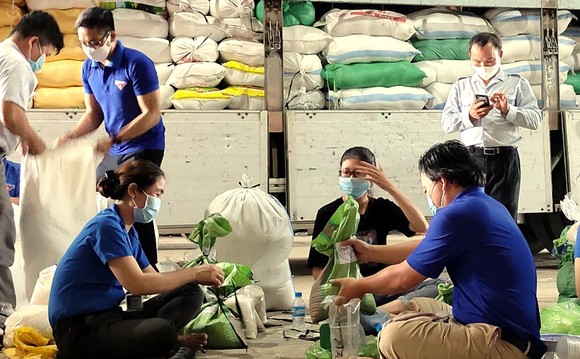 Hơn 60 tấn hàng thiết yếu tiếp tục được chuyển đi hỗ trợ đồng bào TPHCM ảnh 2