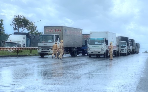 Cần Thơ: Ùn ứ phương tiện vận tải hàng hoá tại bãi tập kết ảnh 4