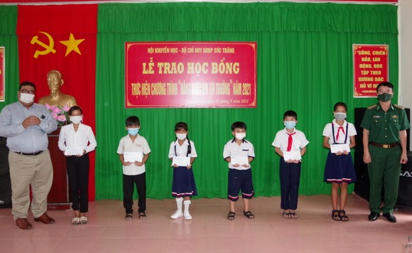 Sóc Trăng trao 200 suất học bổng cho học sinh khó khăn ảnh 1