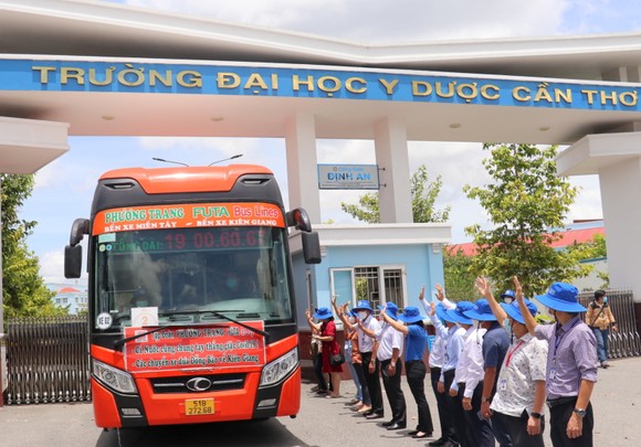 Hơn 600 cán bộ, sinh viên Đại học Y Dược Cần Thơ lên đường hỗ trợ Kiên Giang ảnh 1