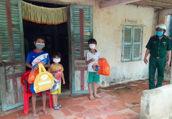 Sóc Trăng trao hơn 2.000 phần quà Trung thu cho các em có hoàn cảnh khó khăn ảnh 1
