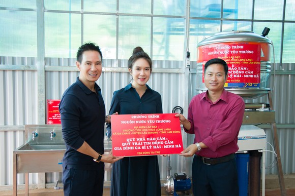 Vợ chồng nghệ sĩ Lý Hải lắp bộ lọc nước giúp người dân vùng cao ảnh 1