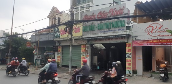 Hàng quán chưa 'mặn' việc mở bán tại chỗ ảnh 1