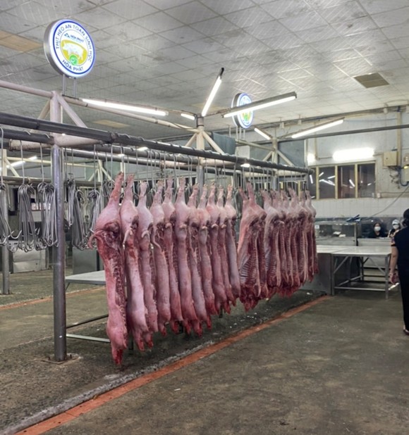Chợ, siêu thị ở TPHCM ế ẩm khi hoạt động trở lại ảnh 4
