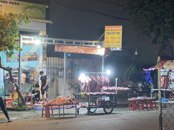 Chợ, siêu thị ở TPHCM ế ẩm khi hoạt động trở lại ảnh 1