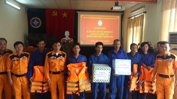 Tàu SAR 411 cứu 7 ngư dân cùng tàu cá Bình Định gặp nạn trên biển ảnh 2