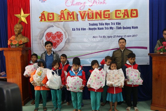 Tặng gần 200 phần quà cho học sinh tiểu học vùng sạt lở núi Nam Trà My ảnh 1