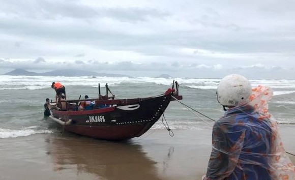 Quảng Nam cứu 2 tàu cá Đà Nẵng trôi dạt trên biển ảnh 2