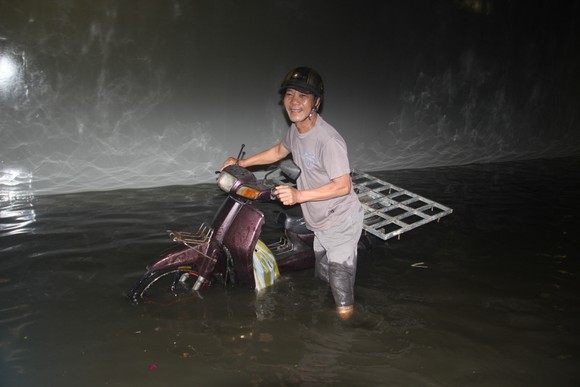 Đà Nẵng: Hầm chui Điện Biên Phủ - Nguyễn Tri Phương ngập sâu trong nước ảnh 1