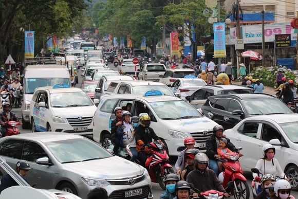 Đường phố Đà Lạt kẹt cứng phương tiện chở khách nghỉ lễ ảnh 6