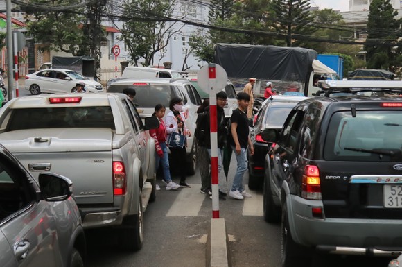 Đường phố Đà Lạt kẹt cứng phương tiện chở khách nghỉ lễ ảnh 5