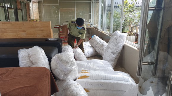 Tạm giữ hàng chục ngàn khẩu trang gia công trong xưởng làm lưỡi câu ảnh 1