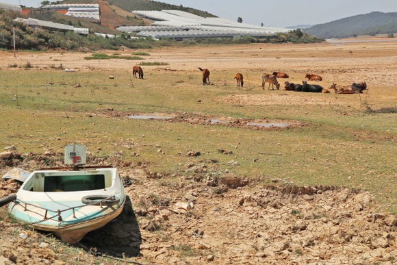 Xe máy thoải mái đi giữa lòng hồ Đan Kia – Suối Vàng ảnh 4