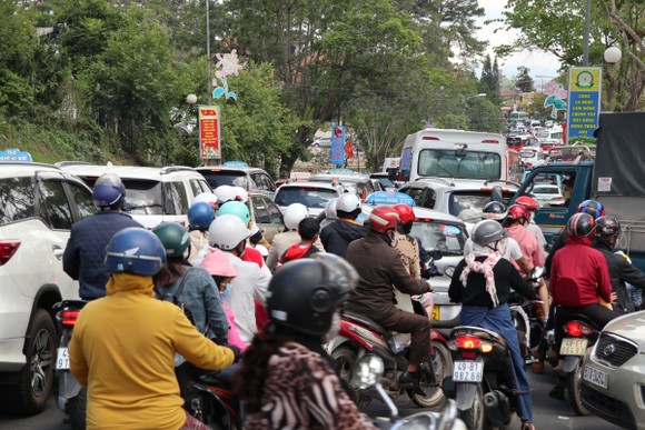 Đà Lạt nườm nượp khách, nhiều người không đeo khẩu trang khi ra đường ảnh 1