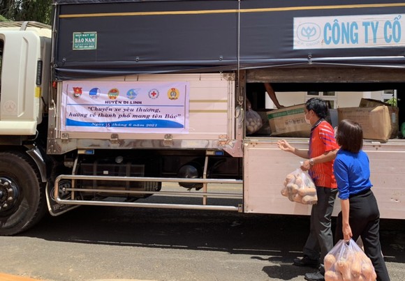 Lâm Đồng tiếp tục gửi nhiều 'chuyến xe yêu thương' tiếp sức TPHCM phòng chống dịch Covid-19 ảnh 1