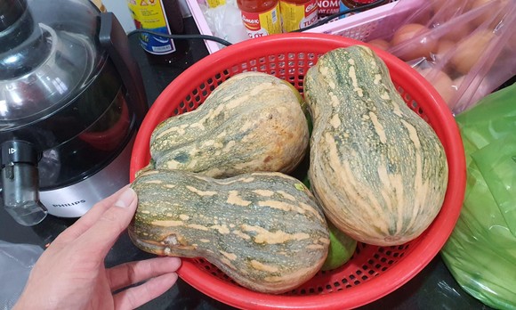 Người dân Đà Lạt đổ xô mua đồ dự trữ giá 'nhảy vọt' ảnh 2