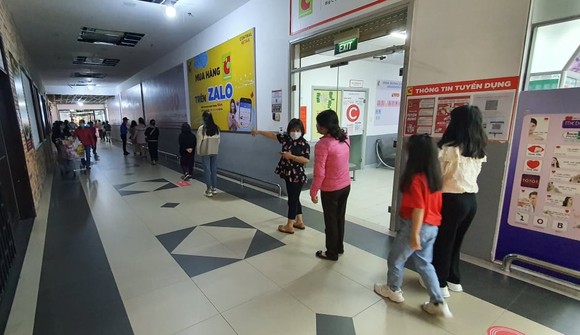 Người dân Đà Lạt đổ xô mua đồ dự trữ giá 'nhảy vọt' ảnh 3