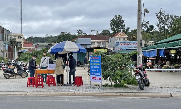 Người dân Đà Lạt đổ xô mua đồ dự trữ giá 'nhảy vọt' ảnh 1