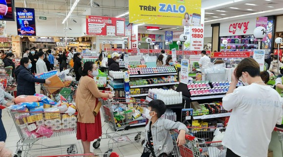 Người dân Đà Lạt đổ xô mua đồ dự trữ giá 'nhảy vọt' ảnh 4