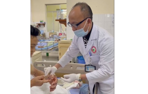 Nối thành công bàn tay bị máy xẻ gỗ cắt lìa ảnh 2