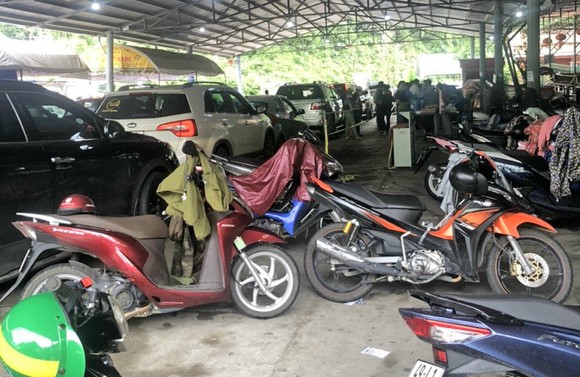Xe cộ từ các tỉnh phía Nam ùn ùn đổ về Lâm Đồng ảnh 2