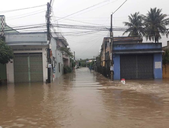 Nhiều nơi ở Khánh Hòa bị ngập sâu, đường huyết mạch tê liệt ảnh 4