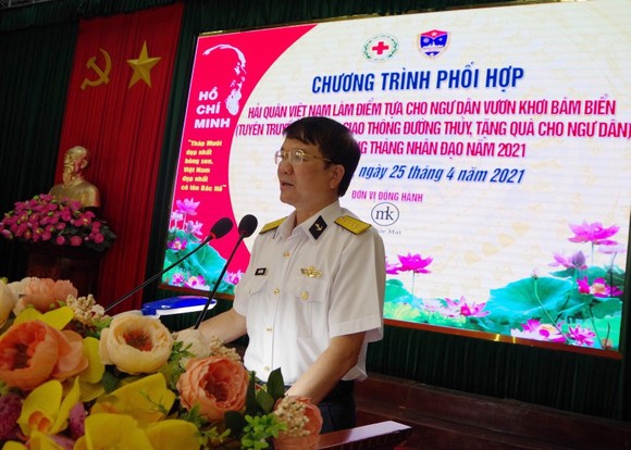 Tặng ngư dân Khánh Hòa 200 áo phao cứu sinh ảnh 2