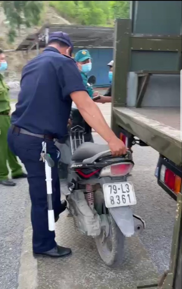 Cán bộ chốt kiểm dịch chỉ tay vào mặt dân nói "trên núi xuống", mua bánh mì là "không thiết yếu" ảnh 1
