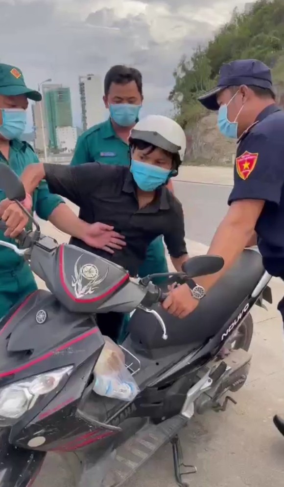 Cán bộ chốt kiểm dịch chỉ tay vào mặt dân nói "trên núi xuống", mua bánh mì là "không thiết yếu" ảnh 2