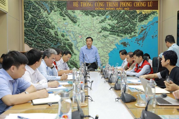 Áp thấp nối áp thấp, mưa như trút suốt 10 ngày ảnh 2