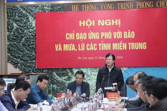 Cần thiết thì điều động máy bay trực thăng cứu trợ bà con miền Trung ảnh 5