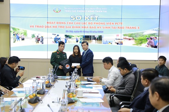 Trao 50 triệu đồng cho con gái nhà báo đã hy sinh trong vụ sạt lở ở thủy điện Rào Trăng ảnh 1