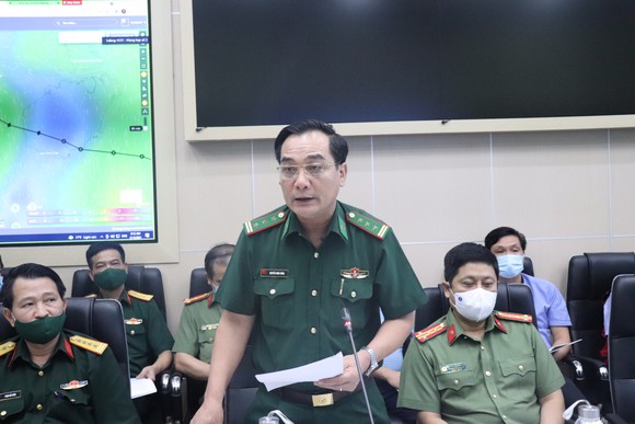 Hà Nội mưa to, cây cổ thụ đổ làm sập tường TAND Tối cao ảnh 1