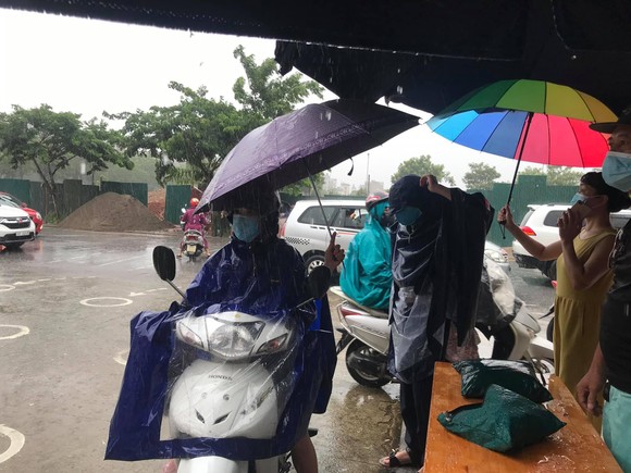 Hà Nội mưa to, cây cổ thụ đổ làm sập tường TAND Tối cao ảnh 2