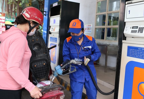 Giá xăng dầu tiếp tục tăng mạnh giữa đại dịch ảnh 1