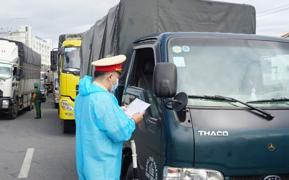 Bộ Công thương lại 'nhắc' Bộ GTVT vì hàng hóa qua các chốt bị làm khó ảnh 1