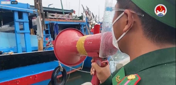 Quân đội huy động 15 máy bay, 105 tàu, 160 xe đặc chủng, 1.000 xuồng... ứng phó bão số 5 ảnh 4