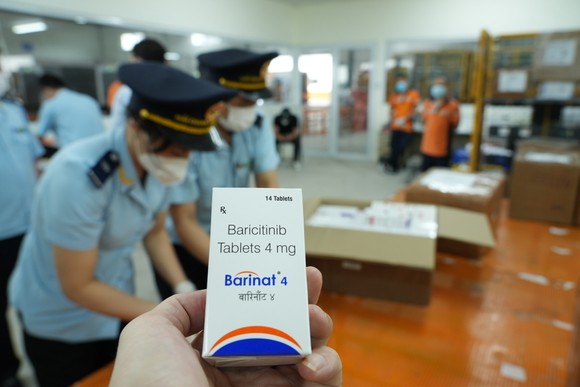 Bắt lô hàng hơn 60.000 viên thuốc điều trị Covid-19 ảnh 4